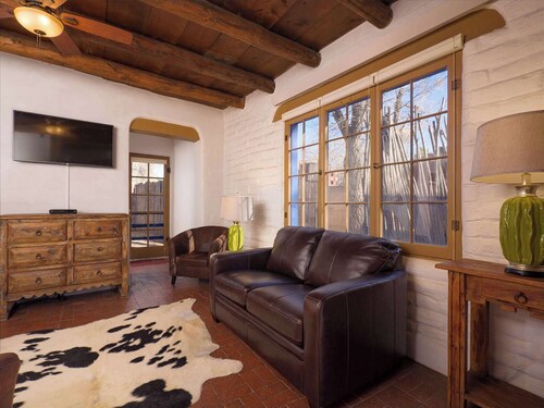 Autenttinen Adobe, Walk to Canyon Rd, romanttinen East Side Casita w / Kiva takka