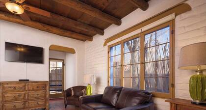 Autenttinen Adobe, Walk to Canyon Rd, romanttinen East Side Casita w / Kiva takka