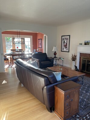 Älytelevisio, DVD-soitin, kirjoja, musiikkikirjasto