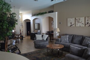 Smart TV, video games, DVD player, books - Luxury Pool Home Steps to Disney, 2 Master Suites, Gated, Game Rm, BBQ Free WiFi (Kissimmee)