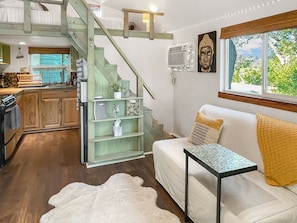 Smart TV, books - Beautiful Zen Cabin in Canyon Lake! Only 5 minutes from the lake and river! (Canyon Lake)