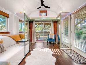 1 soverom, skrivebord, strykejern/-brett og wi-fi (inkludert)