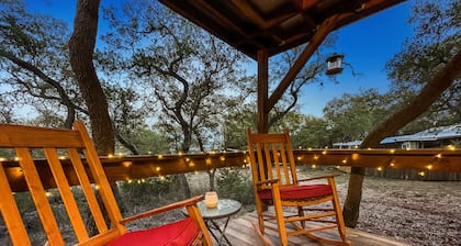 Beautiful Zen Cabin in Canyon Lake! Only 5 minutes from the lake and river!