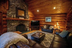 Una televisión, una chimenea, un reproductor de DVD, un futbolín