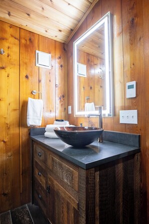 Combined shower/tub, hair dryer, towels