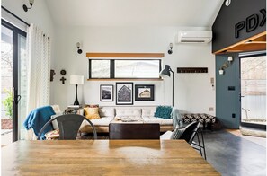 TV connectée, livres, chaîne hi-fi