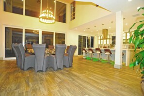 Dining - We aim to provide an unforgettable experience with our 5Star waterfront property (Miami)