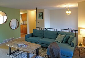 TV, fireplace, stereo - Cozy Kirkland Finn Hill Home (Kirkland)