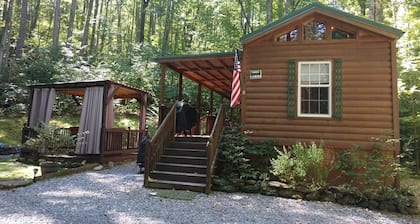 Private Mountain Cabin With Loft/Hot Tub/Stream and pet friendly