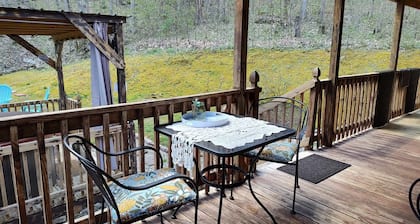 Yksityinen Mountain Cabin kanssa parvi / poreallas / Stream ja lemmikkieläinystävällinen