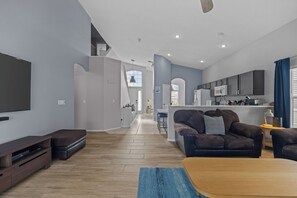 TV connectée, lecteur de DVD, baby-foot, livres