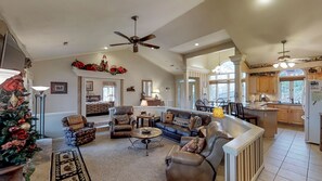 Smart TV, fireplace, video games, DVD player - Amazing View on the top of Ski Mountain -  3 King Suites - Game Room (Gatlinburg)