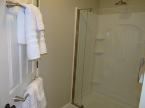 Regadera, secadora de cabello, toallas, papel de baño 