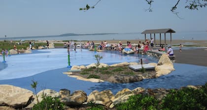 Kaunis, moderni, perheystävällinen koti, joka sijaitsee muutaman askeleen päässä satamasta ja kohteista