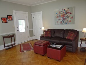 Fernseher, DVD-Player, Bücher