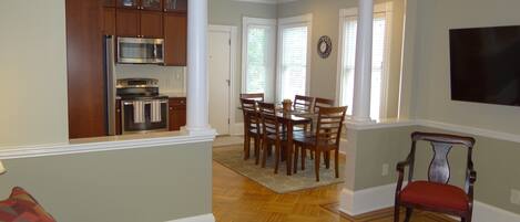 Télévision, lecteur de DVD, livres