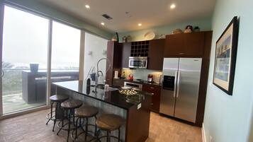 Refrigerador, microondas, horno y parrilla de estufa