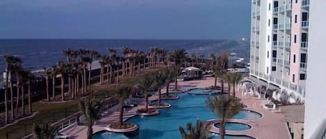 Een binnenzwembad, een buitenzwembad