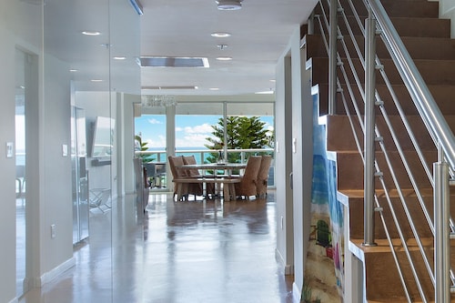 Beautiful Townhouse with Beachfront Access to Boardwalk to Miami South Beach.