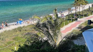 En la playa, camastros, sombrillas y toallas de playa