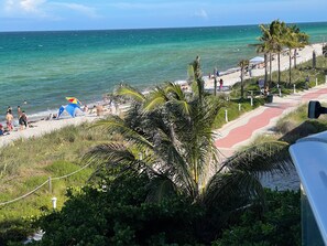 En la playa, camastros, sombrillas y toallas de playa 