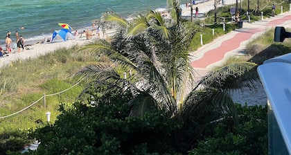 SUMPTUOUS BEACHFRONT Miami Beach Suite (2070 sq. Ft. / 192 m2)