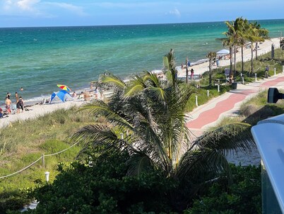 Beautiful Townhouse with Beachfront Access to Boardwalk to Miami South Beach.