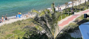 Beautiful Townhouse with Beachfront Access to Boardwalk to Miami South Beach.