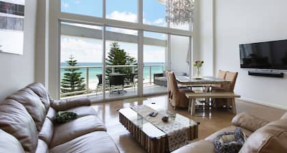 Beautiful Townhouse with Beachfront Access to Boardwalk to Miami South Beach.