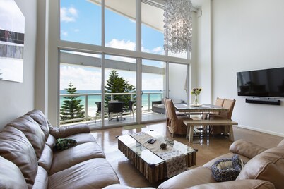 Beautiful Townhouse with Beachfront Access to Boardwalk to Miami South Beach.