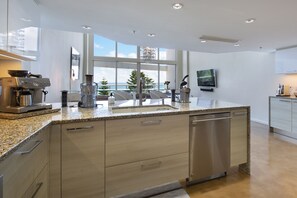 Réfrigérateur, four à micro-ondes, un four, surface de cuisson