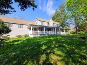 Exterior - Spacious Family Retreat on 7.5 Private Acres Sleeps 14+ Pool/Hot Tub/Sauna/GR (East Stroudsburg)