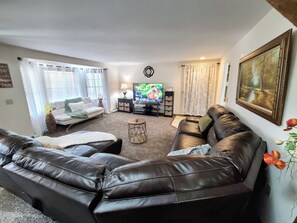 TV connectée, cheminée, lecteur de DVD, table de tennis de table