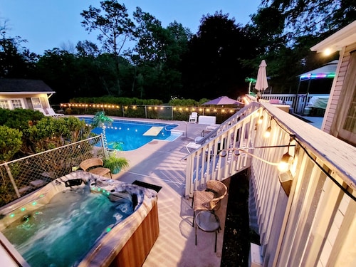 Spacious Family Retreat on 7.5 Private Acres Sleeps 10+ Pool/Hot Tub/Sauna/GR