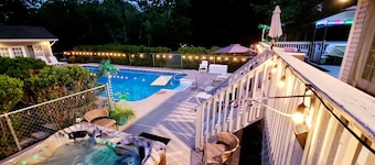 Maison privée, piscine creusée avec bain à remous et salle de jeux, à 5 min. à Shawnee, montez!