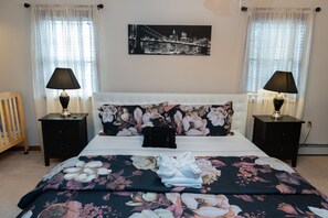 4 slaapkamers, een bureau, een strijkplank/strijkijzer, wifi