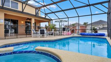 Utendørsbasseng og et oppvarmet basseng