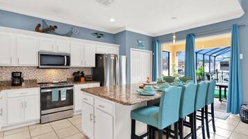 Kjøleskap, mikrobølgeovn, ovn og kokeplater