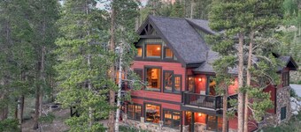 Baldy Ridge Chalet: Beat the Heat! Pup-Friendly, Hot Tub, Game Room & Views