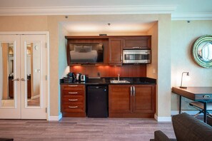 Microwave, stovetop, coffee/tea maker, toaster - No Resort Fee Strip View Suite+ Free Valet + Pool (Las Vegas)