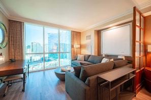 TV, offices - No Resort Fee Strip View Suite+ Free Valet + Pool (Las Vegas)