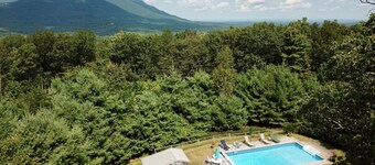 Cozy 2 bedroom cottage in Woodstock heated pool, mountain views,bbq,swim, hike