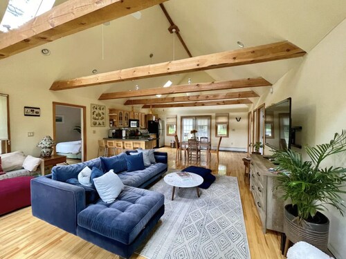 Cozy 2 bedroom cottage in Woodstock heated pool, mountain views,bbq,swim, hike