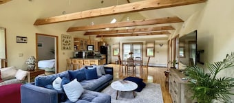 Cozy 2 bedroom cottage in Woodstock heated pool, mountain views,bbq,swim, hike