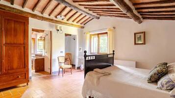 8 Schlafzimmer, Schreibtisch, Bügeleisen/Bügelbrett, Reisekinderbett