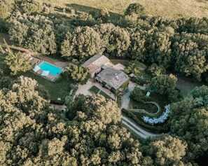An aerial view of a property with a swimming pool, a covered patio, and a landscaped garden. - True Tuscany Siena! EntireProperty in exclusive 20P Fenced Pool A/C HotTub WiFi (Sovicille Simignano)