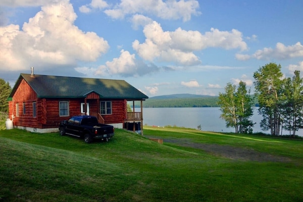 Gorgeous Lake front Log Cabin