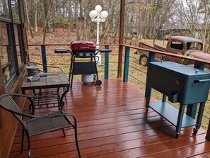 Outdoor dining - Goats! 85" TV, Nintendo, Billiard Table ...Rest, Relax, Game On! Free 4th Night! (Eureka Springs)