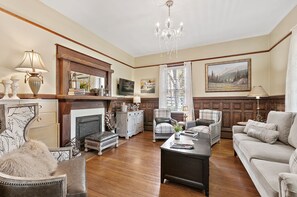 TV, books, video library - Twin Maples Farmhouse-Walk to Dining, Shops & Pubs (Waynesville)