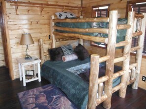 4 bedrooms, desk, iron/ironing board, free WiFi - Fishing, Hunting, Hiking, And Lots Of Family Fun!! Direct View of Escudilla Mtn (Nutrioso)